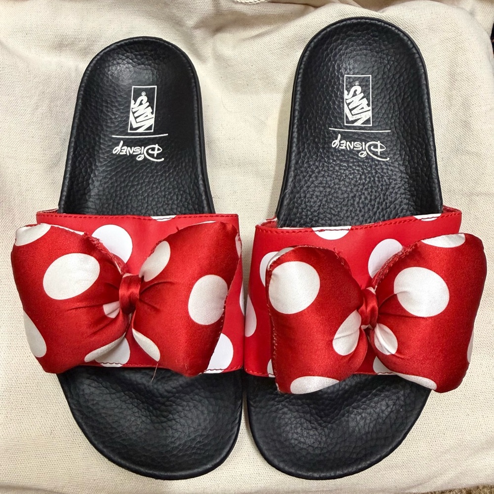 ♥️🤍 Disney Red Minnie Bow Slip-On Van Sliders (rare)